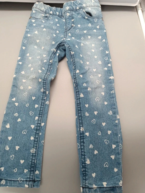 Hellblaue Kiki & Koko Schlupfjeans Größe 98 mit weißen Herzen, Vorderseite