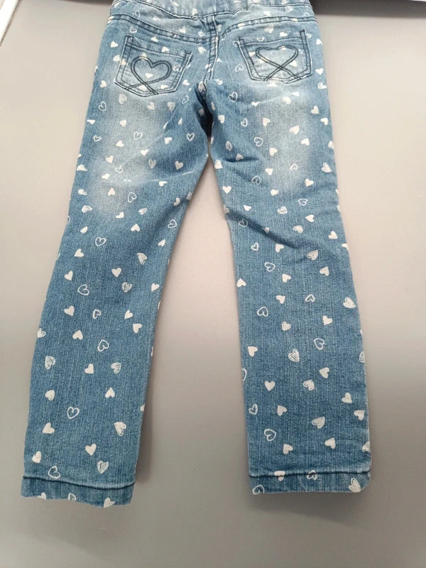 Rückseite der hellblauen Kiki & Koko Jeans mit zwei Gesäßtaschen und Herz-Ziernähten