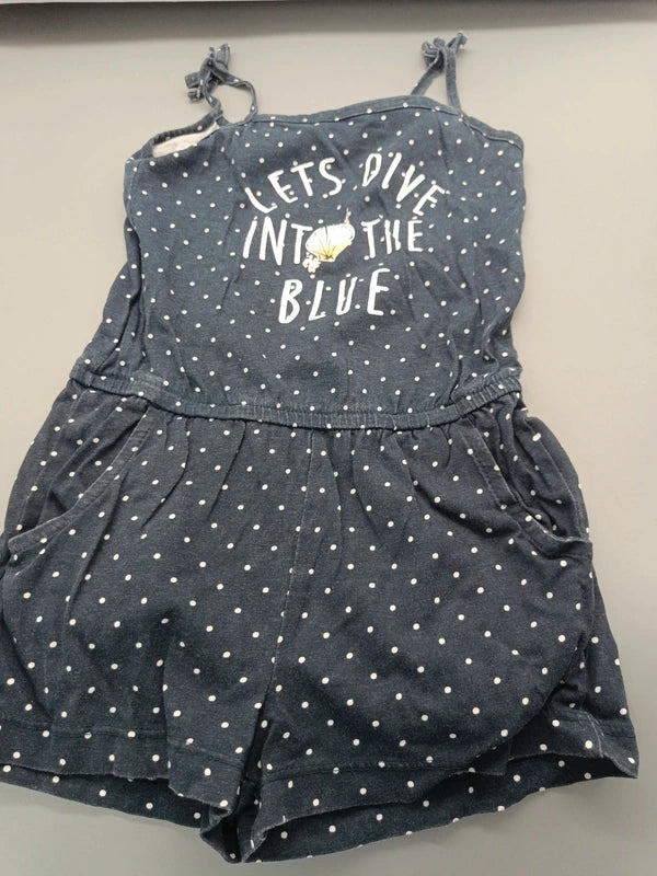 Blauer Lupilu Jumpsuit Größe 98/104 mit weißen Punkten, dünnen Trägern und kurzen Beinen, Vorderseite