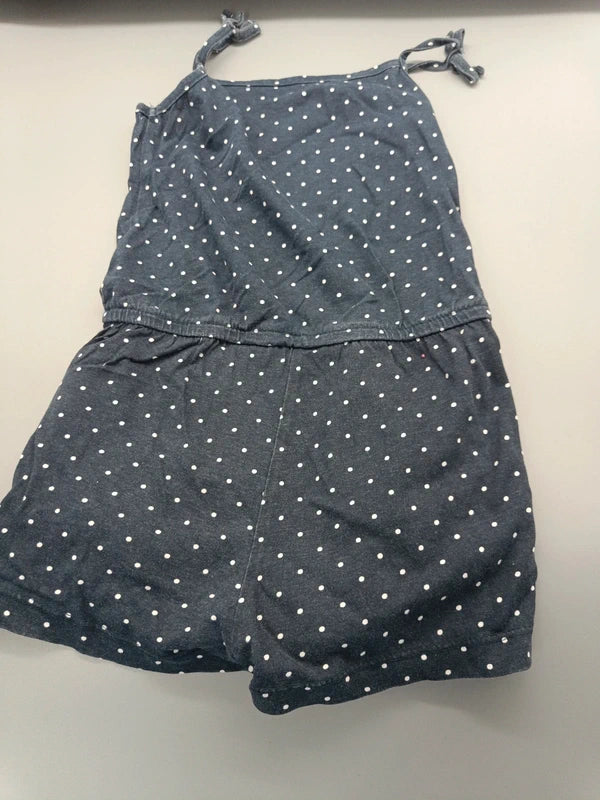 Rückseite des blauen Lupilu Jumpsuits mit weißen Punkten