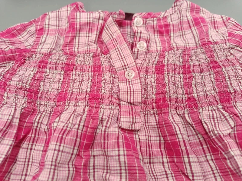 Gekräuselte Brustpartie und Knopfleiste der Okay Kinderbluse
