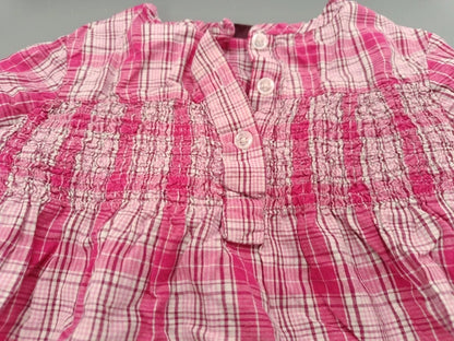 Gekräuselte Brustpartie und Knopfleiste der Okay Kinderbluse
