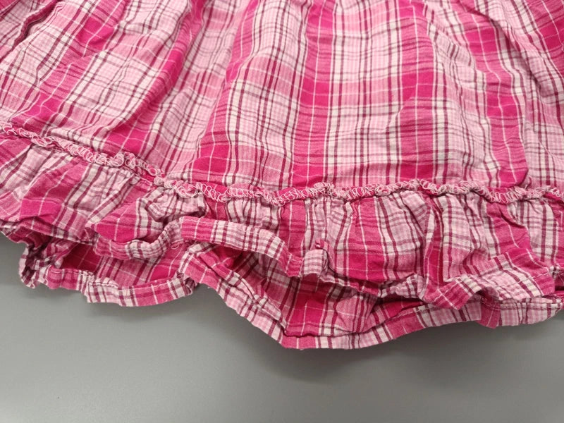 Detail des karierten Rüschensaums