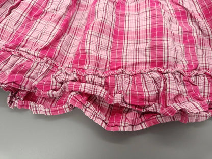 Detail des karierten Rüschensaums