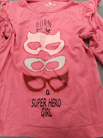 Detail des Super-Hero-Girl-Maskenmotivs und Schriftzugs