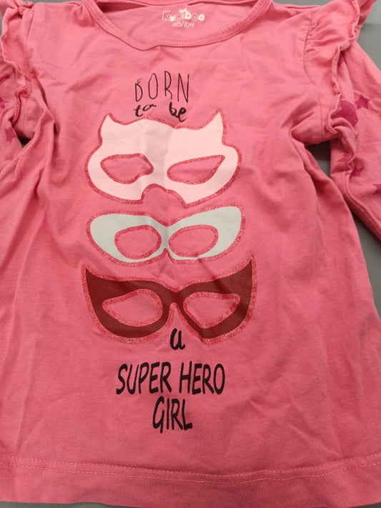 Detail des Super-Hero-Girl-Maskenmotivs und Schriftzugs