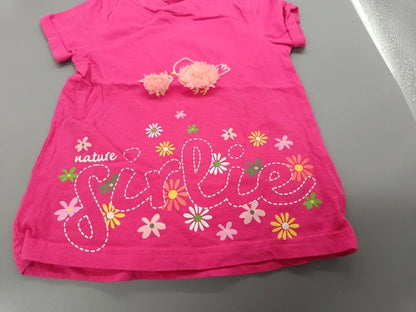 Detailansicht des Blumenprints und der Blütenapplikationen auf dem pinken T-Shirt
