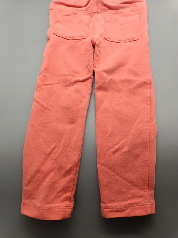 Rückseite der korallenroten Lupilu Schlupfhose mit zwei Gesäßtaschen