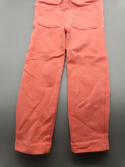Rückseite der korallenroten Lupilu Schlupfhose mit zwei Gesäßtaschen