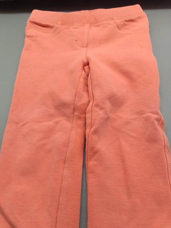 Detail der Vorderseite der korallenroten Lupilu Hose; kleiner Fleck am Knie laut Verkäufer