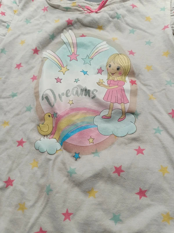 Detail des Dreams-Motivs mit Regenbogen und Sternen