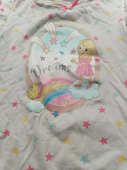 Detail des Dreams-Motivs mit Regenbogen und Sternen