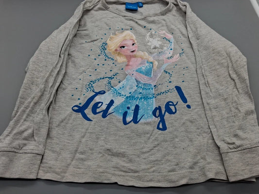 Detailaufnahme des Elsa-Prints mit Let-it-go-Schriftzug auf dem grauen Langarmshirt