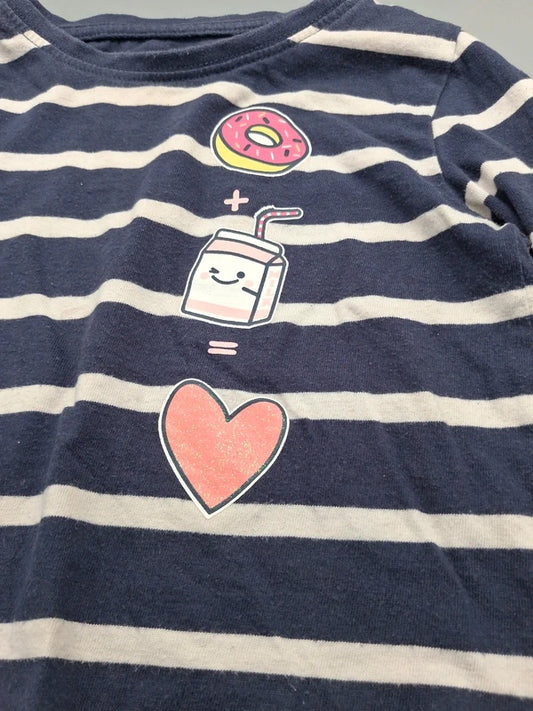 Detailaufnahme des Donut-, Trinkbecher- und Herz-Prints auf dem dunkelblau-weiß gestreiften Langarmshirt