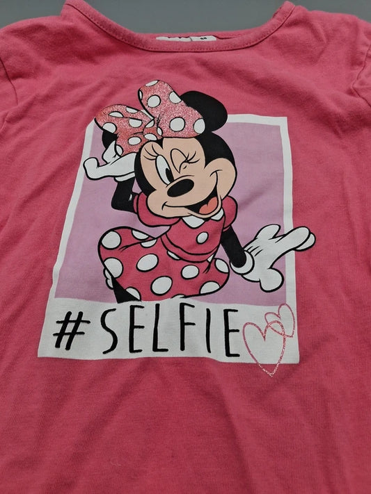 Detailaufnahme des Minnie-Mouse-Selfie-Prints auf dem pinken Langarmshirt