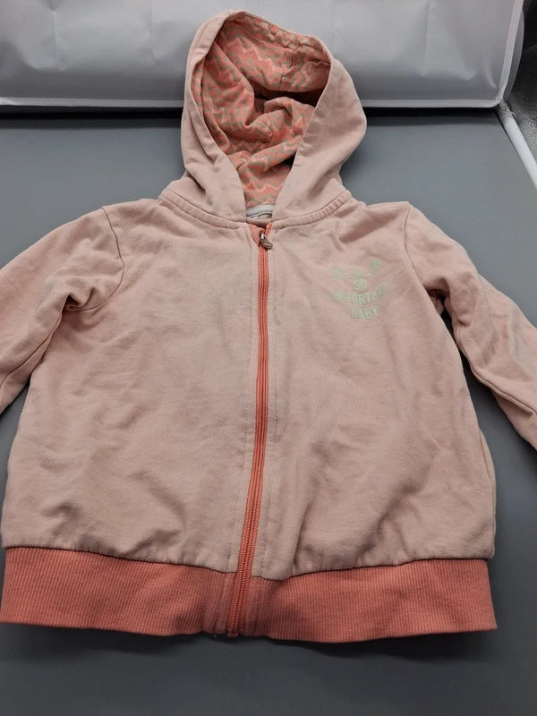 Detail der Kapuze, des Reißverschlusses und der Bündchen der Kinderjacke