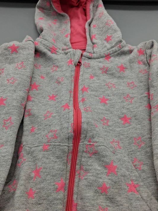 Detail der rosa Sterne und des Reißverschlusses der Kuniboo Jacke