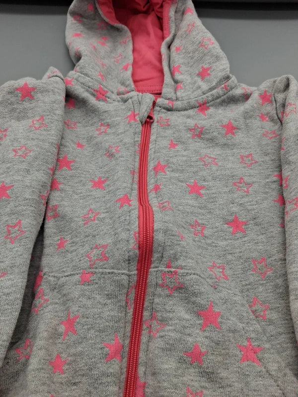 Detail der rosa Sterne und des Reißverschlusses der Kuniboo Jacke