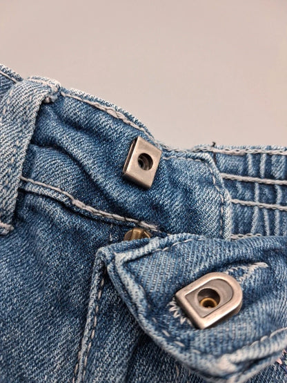 Detail des Druckknopfverschlusses der Kiki & Koko Jeansshorts
