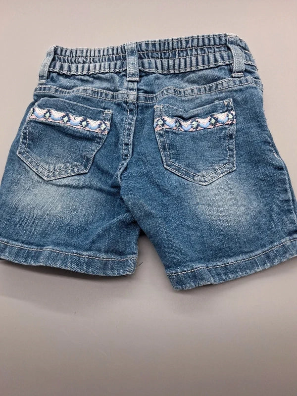 Rückseite der Kiki & Koko Jeansshorts mit zwei Gesäßtaschen