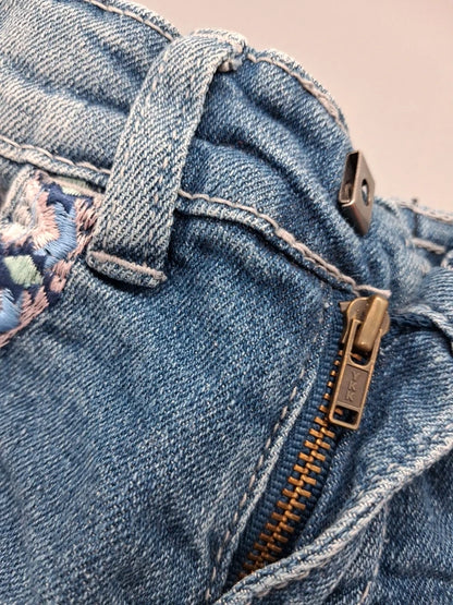 Detail des Reißverschlusses der Jeansshorts