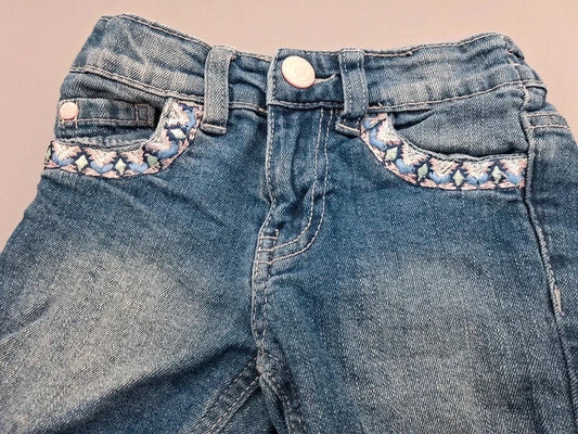 Detail von Bund und Zierborten an den Taschen der Jeansshorts