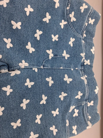 Detail der Ziertaschen und Schmetterlinge vorn