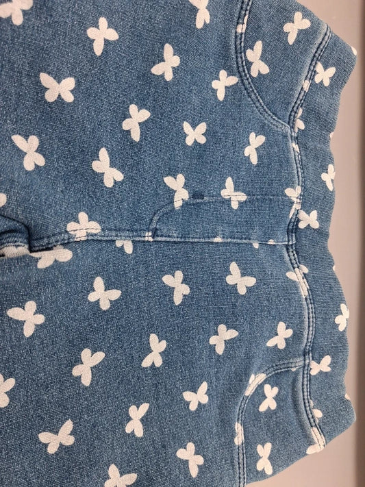 Detail der Ziertaschen und Schmetterlinge vorn