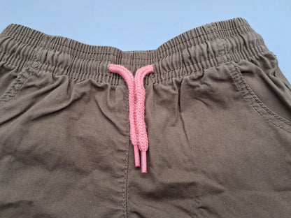Detail des elastischen Bundes und der rosa Kordel