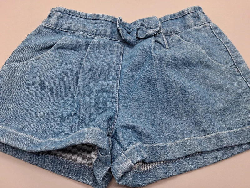 Vorderseite der blauen Kiki & Koko Jeansshorts mit Schleife und Umschlägen