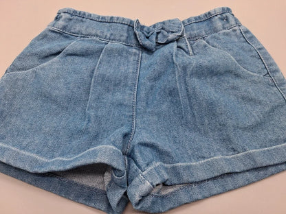 Vorderseite der blauen Kiki & Koko Jeansshorts mit Schleife und Umschlägen