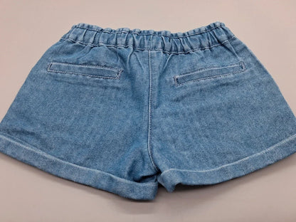 Rückseite der Kiki & Koko Jeansshorts mit angedeuteten Gesäßtaschen