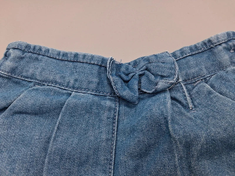 Detail von Schleife und elastischem Bund der Kiki & Koko Shorts