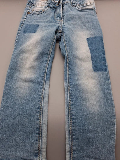 Hellblaue Lupilu Kinder-Jeanshose Größe 98 mit dekorativer Flickenoptik, Vorderseite