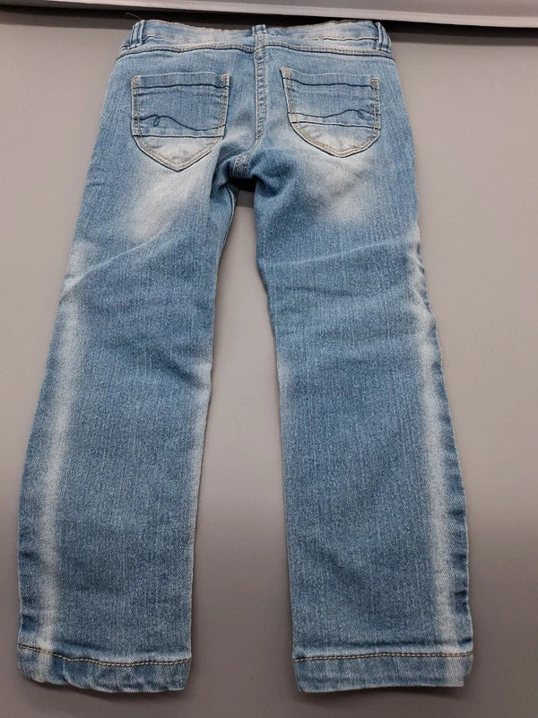 Rückseite der hellblauen Lupilu Kinder-Jeans mit zwei Gesäßtaschen
