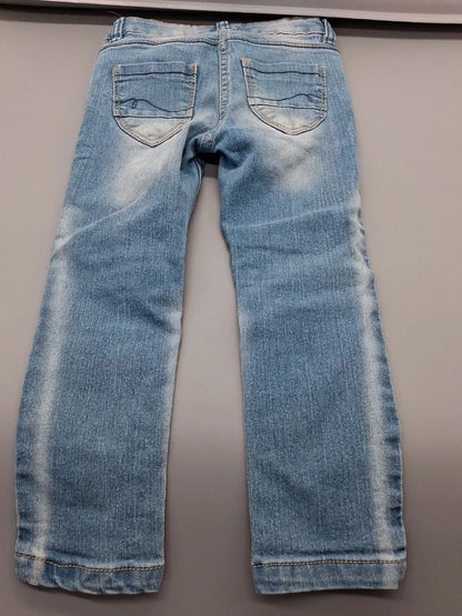 Rückseite der hellblauen Lupilu Kinder-Jeans mit zwei Gesäßtaschen