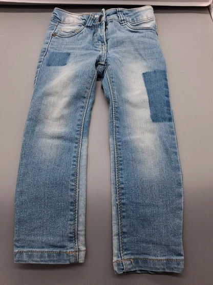 Gesamtansicht der Lupilu Jeans mit schmalen Hosenbeinen
