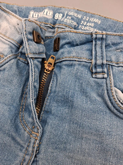 Innenansicht des Lupilu Jeansbundes mit Reißverschluss und Größenangabe