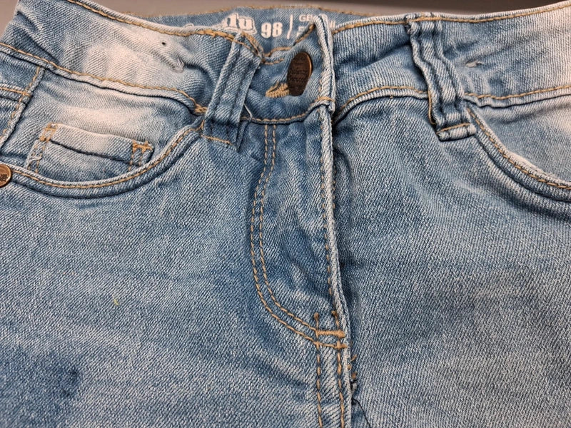 Detail des Jeansbundes mit Gürtelschlaufen und Größe 98