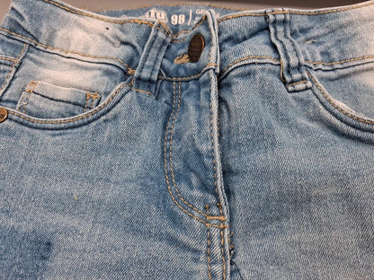 Detail des Jeansbundes mit Gürtelschlaufen und Größe 98