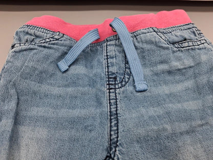 Elastischer pinker Bund mit blauem Kordelzug und Vordertaschen