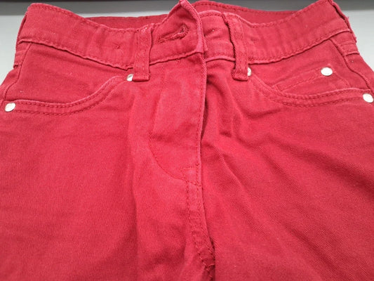 Detail von Bund, Gürtelschlaufen und vorderen Taschen der roten Jeans