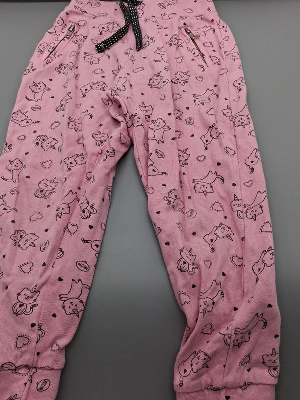 Roséfarbene Infinity Kids Hose Größe 104 mit Katzenmuster, Vorderseite