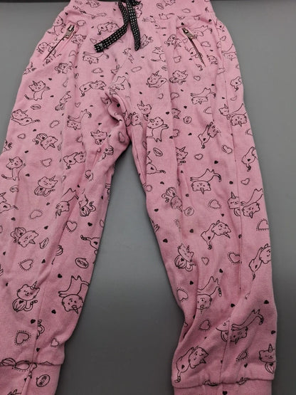 Roséfarbene Infinity Kids Hose Größe 104 mit Katzenmuster, Vorderseite