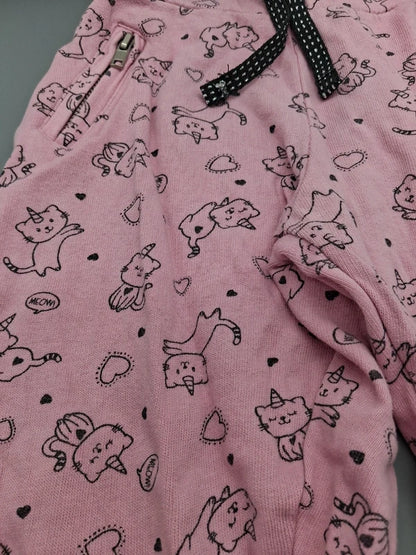 Nahaufnahme des Katzen- und Herzmusters der Infinity Kids Hose