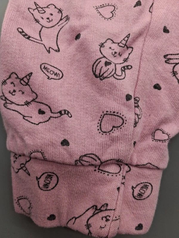 Detail des Katzenmusters und Bündchens am Hosenbein