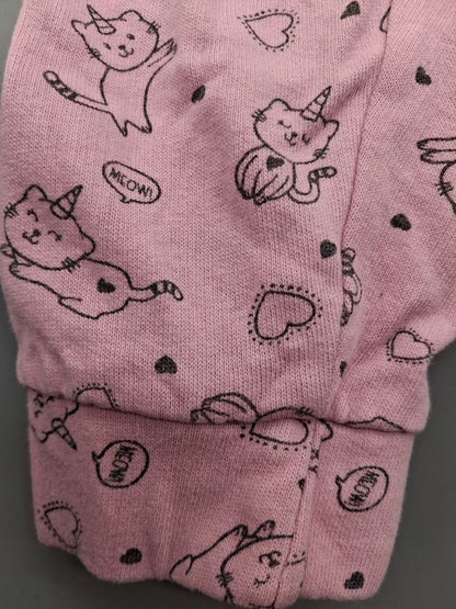 Detail des Katzenmusters und Bündchens am Hosenbein