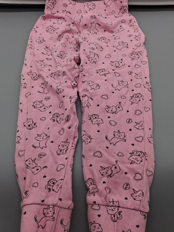 Rückseite der roséfarbenen Infinity Kids Hose Größe 104
