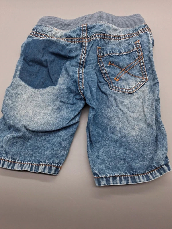 Rückseite der blauen Jeansshorts mit einer Gesäßtasche und Ziertaschenschatten