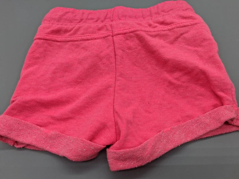 Rückseite der pinken X-Mail Kinder-Shorts mit umgeschlagenen Säumen